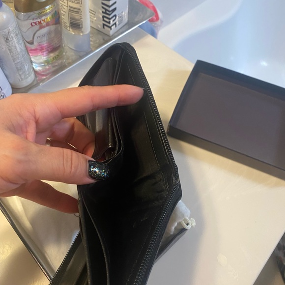 Prada wallet almost new dust bag and original box - Picture 6 of 9